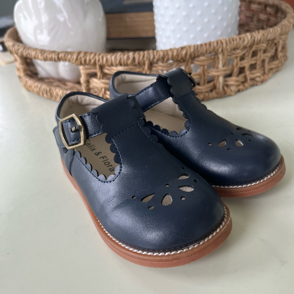 Felix & Flora Mary Janes with scalloped edge Navy size 7 toddler